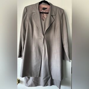 Vintage 1999 2-pc Spenser Jeremy 100% Silk Gray sheath dress and coat. Size 12.